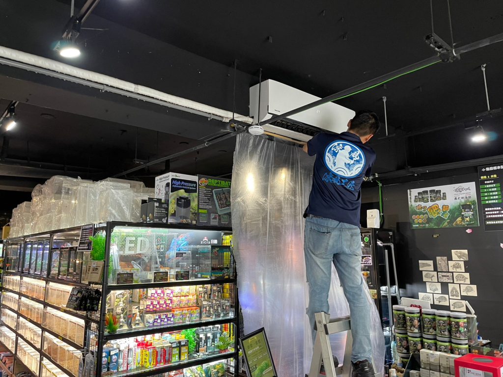 冷氣清洗技師清洗分離式冷氣室內機
