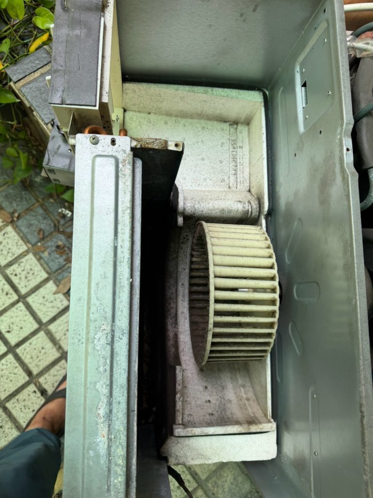窗型冷氣清洗1