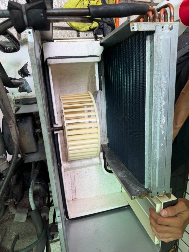 窗型冷氣清洗2